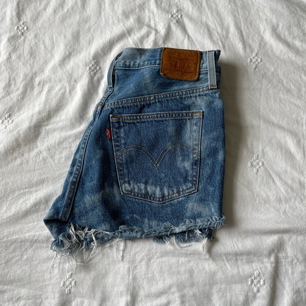 Acid wash Levi shorts
